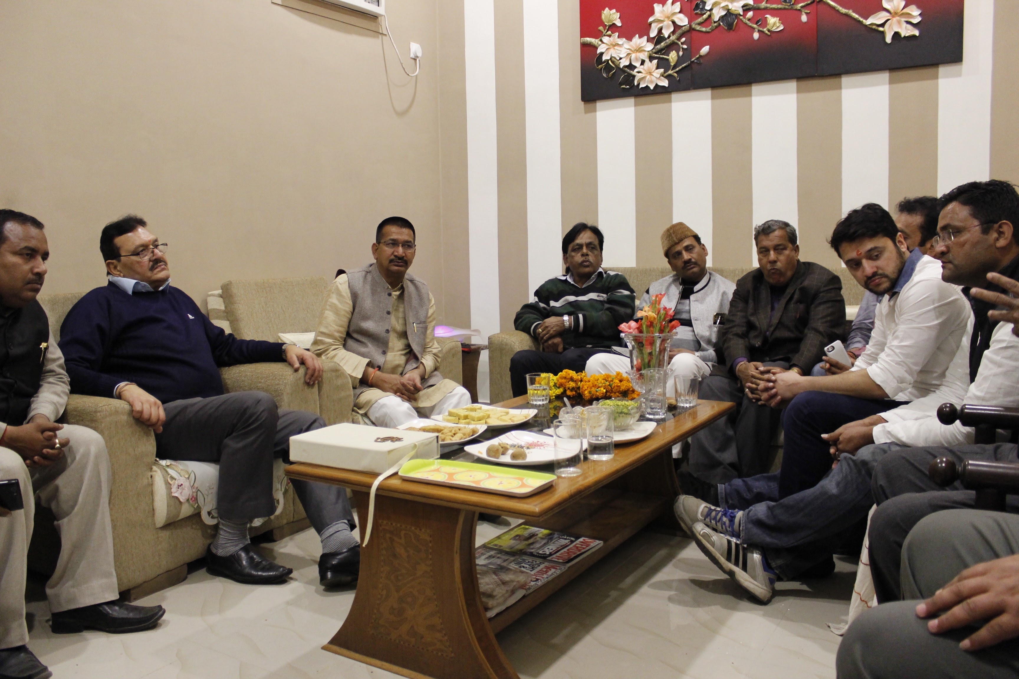 Mukesh Mehrotra surrounded by people of Kashipur